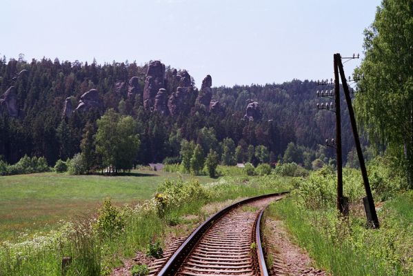 Adršpach, 30.5.2003
Pohled na Adršpašsko-teplické skály z trati u Lesního zátiší.
Klíčová slova: Adršpach Adršpašsko-teplické skály
