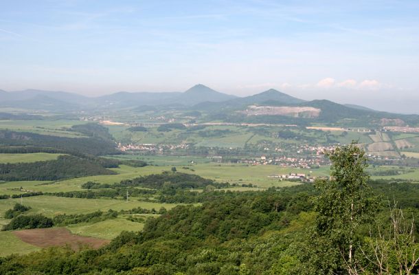 Kamýk, vrch Plešivec, 6.6.2010
Pohled z vrcholu na vrch Milešovka (uprostřed).
Schlüsselwörter: Kamýk Plešivec Milešovka