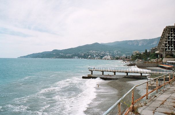 Yalta, 7.6.2007
Jaltský záliv se těší na příjezd rekreantů. Již brzy vypukne sezóna.
Mots-clés: Ukrajina Krym Yalta
