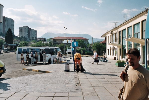 Alushta, 13.6.2007
Autobusové nádraží s tržnicí. Na severu se tyčí masiv planiny Chatir-Dag.
Schlüsselwörter: Ukrajina Krym Alushta Chatir-Dag