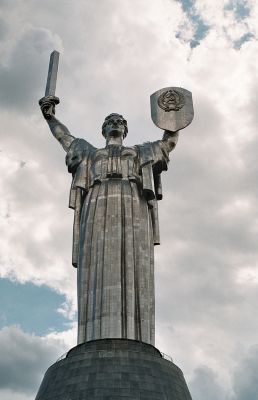 Kiev-vojenský památník, 21.6.2007
Nad kopci nad Dněprem se tyčí mohutný památník - Matka vítězství.
Keywords: Ukrajina Kiev