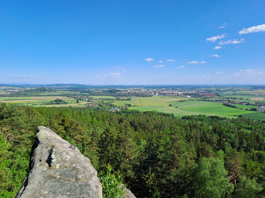 Holín, Prachov, 13.5.2024
Vrch Přivýšina. Pohled na Jičín.
Klíčová slova: Český ráj Holín Prachov Prachovské skály Přivýšina