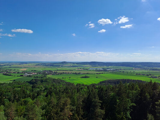 Holín, Prachov, 13.5.2024
Vrch Přivýšina - pohled na vrch Veliš.
Klíčová slova: Český ráj Holín Prachov Prachovské skály Přivýšina