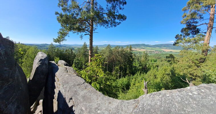 Holín, Prachov, 13.5.2024
Vrch Přivýšina - pohled na Trosky a Kozlov.
Klíčová slova: Český ráj Holín Prachov Prachovské skály Přivýšina