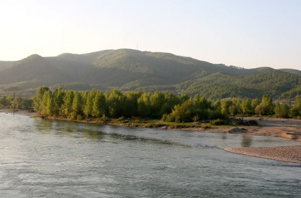 Chust - řeka Tisa, 28.4.2009
Pohled na pravý břeh Tisy z mostu do obce Kriva. V pozadí hora Tovsta (819m).
Keywords: Chust Tisa