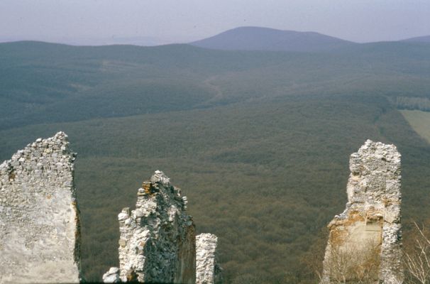 Jelenec, 10.4.1997
Pohled z hradu Gýmeš na západ na Veľkou skalu.

Klíčová slova: Jelenec vrch Dúň Gýmeš Veľká skala