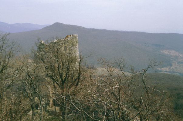 Jelenec, 10.4.1997
Pohled z hradu Gýmeš na Veľký Lysec.
 


Klíčová slova: Jelenec vrch Dúň Gýmeš Veľký Lysec