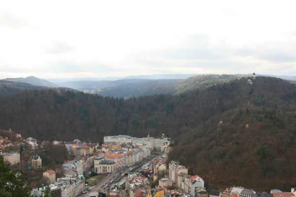 Karlovy Vary, 18.11.2009
Pohled na Karlovy Vary a Jižní vrch z Jeleního skoku. Vpravo Diana.
Klíčová slova: Slavkovský les Karlovy Vary Jižní les Diana