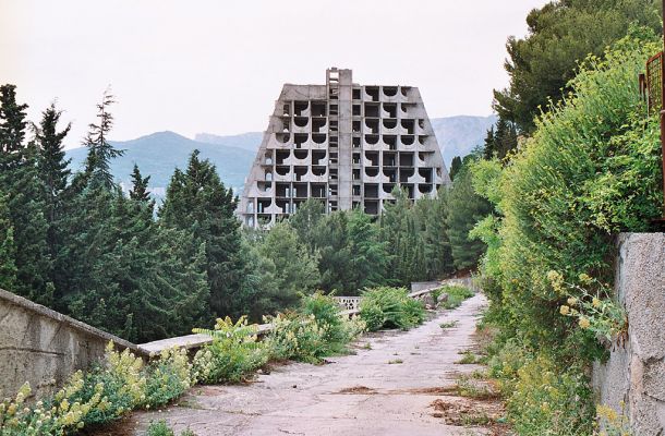 Yalta, 7.6.2007
Turistický hotelový komplex. Stavba vázne.
Klíčová slova: Ukrajina Krym Yalta