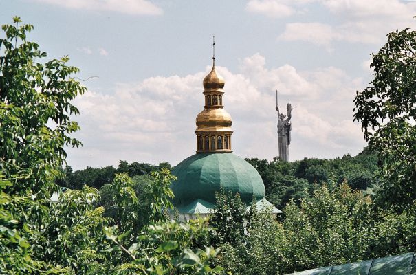 Kiev-monastir, 19.6.2007
Při prohlídce parků na hřbetu nad Dněprem narazíte na různé pamětihodnosti. 
Keywords: Ukrajina Kiev