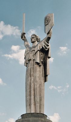 Kiev-vojenský památník, 21.6.2007
Nad kopci nad Dněprem se tyčí mohutný památník - Matka vítězství.
Keywords: Ukrajina Kiev