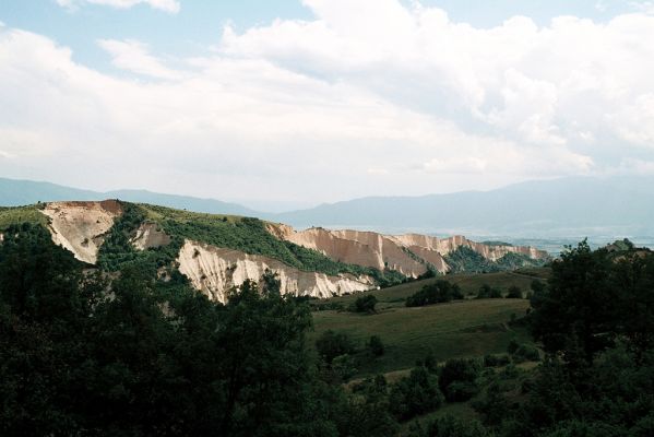 Melnik, 6.6.2006
Erodované svahy v okolí Melniku. V pozadí vpravo Belasica.


Klíčová slova: Melnik Belasica