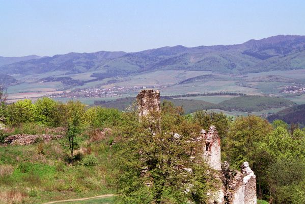Velký Šariš, 5.5.2003
Pohled z hradu na Čergov.



Klíčová slova: Velký Šariš hrad Čergov