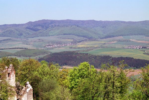 Velký Šariš, 5.5.2003
Pohled z hradu na Čergov.
Klíčová slova: Velký Šariš hrad Čergov