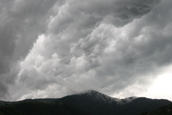Séres, 18.6.2010
Příchod bouře v pohoří Vrontoús.
Mots-clés: Řecko Séres Vrontoús Lailas