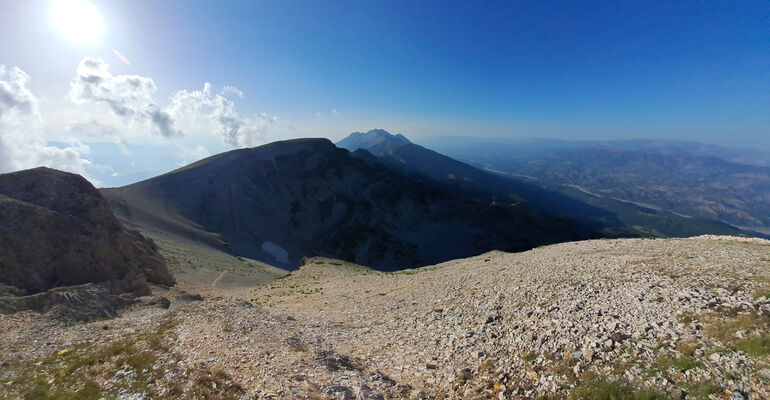 Mount Tomorr, 29.6.2024
Pohled z jižního vrcholu Tomorr na sever na nejvyšší vrchol pohoří Maja e Partizanit (2416 m).
Klíčová slova: Albania Berat Mount Tomorr