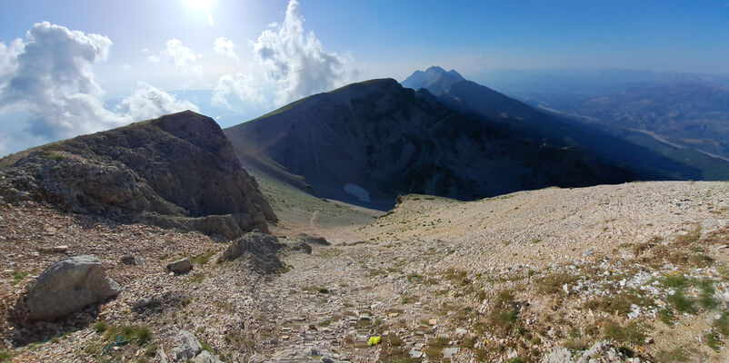 Mount Tomorr, 29.6.2024
Pohled z jižního vrcholu Tomorr na sever na nejvyšší vrchol pohoří Maja e Partizanit (2416 m).
Klíčová slova: Albania Berat Mount Tomorr