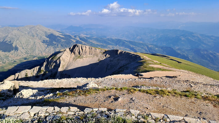 Mount Tomorr, 29.6.2024
Pohled z Tomoru na jih, na cestu do sedla u Teqeja e Abaz Aliut.
Klíčová slova: Albania Berat Mount Tomorr