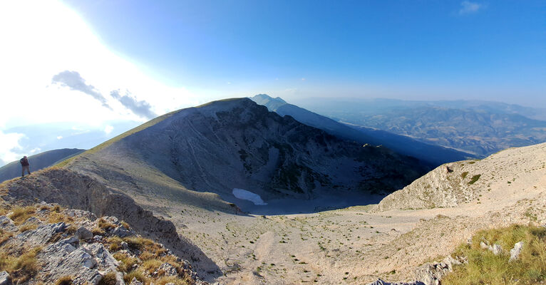 Mount Tomorr, 29.6.2024
Pohled z jižního vrcholu Tomorr na sever na vrchol Maja e Tomorit a na nejvyšší vrchol pohoří Maja e Partizanit (2416 m).
Klíčová slova: Albania Berat Mount Tomorr