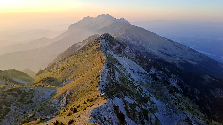 Mount Tomorr, 29.6.2024
Hlavní vrchol pohoří Maja e Partizanit (2416 m) z Maja e Tomorit.
Klíčová slova: Albania Berat Mount Tomorr