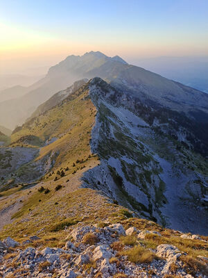 Mount Tomorr, 29.6.2024
Hlavní vrchol pohoří Maja e Partizanit (2416 m) z Maja e Tomorit.
Klíčová slova: Albania Berat Mount Tomorr