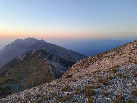 Mount Tomorr, 29.6.2024
Hlavní vrchol pohoří Maja e Partizanit (2416 m) z Maja e Tomorit.
Klíčová slova: Albania Berat Mount Tomorr