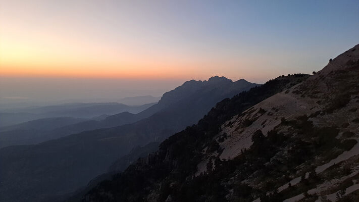 Mount Tomorr, 29.6.2024
Hlavní vrchol pohoří Maja e Partizanit (2416 m) z Maja e Tomorit.
Klíčová slova: Albania Berat Mount Tomorr