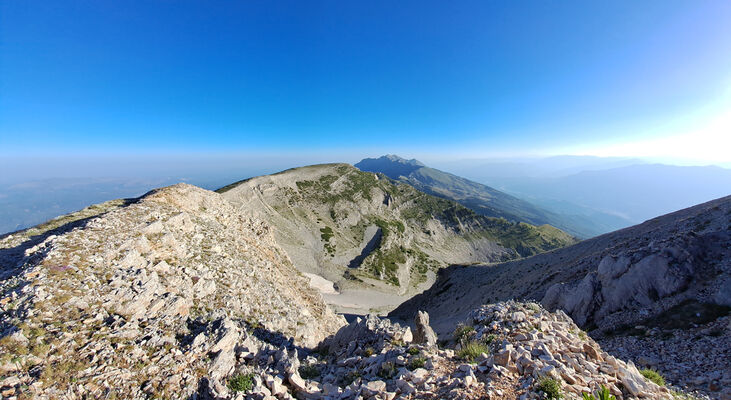 Mount Tomorr, 30.6.2024
Pohled z jižního vrcholu Tomorru na sever na nejvyšší vrchol pohoří Maja e Partizanit (2416 m).
Klíčová slova: Albania Berat Mount Tomorr