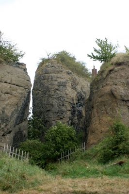 Podhradí - Veliš, 15.8.2007
Masiv vrcholu je rozdělen erozí, která zde vytváří atmosféru skalního bludiště.
Klíčová slova: Jičín Podhradí Veliš