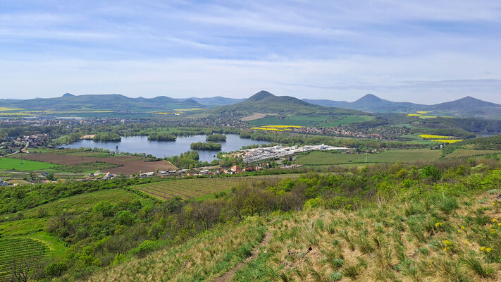 Žalhostice, 12.4.2024
Radobýl - pohled na Žernosecké jezero a České středohoří.
Klíčová slova: Žalhostice Radobýl