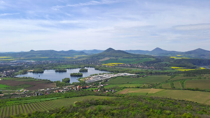 Žalhostice, 12.4.2024
Radobýl - pohled na Žernosecké jezero a České středohoří.
Klíčová slova: Žalhostice Radobýl